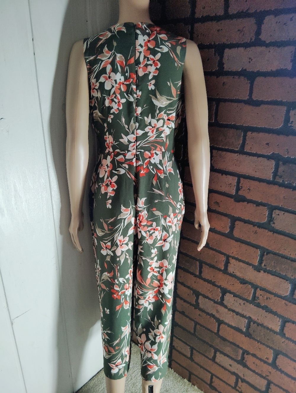 LIKE NEW!! Apt. 9 Dark Green Floral Sleeveless Wide-Leg Jumpsuit. Size 4 - Picture 7 of 11